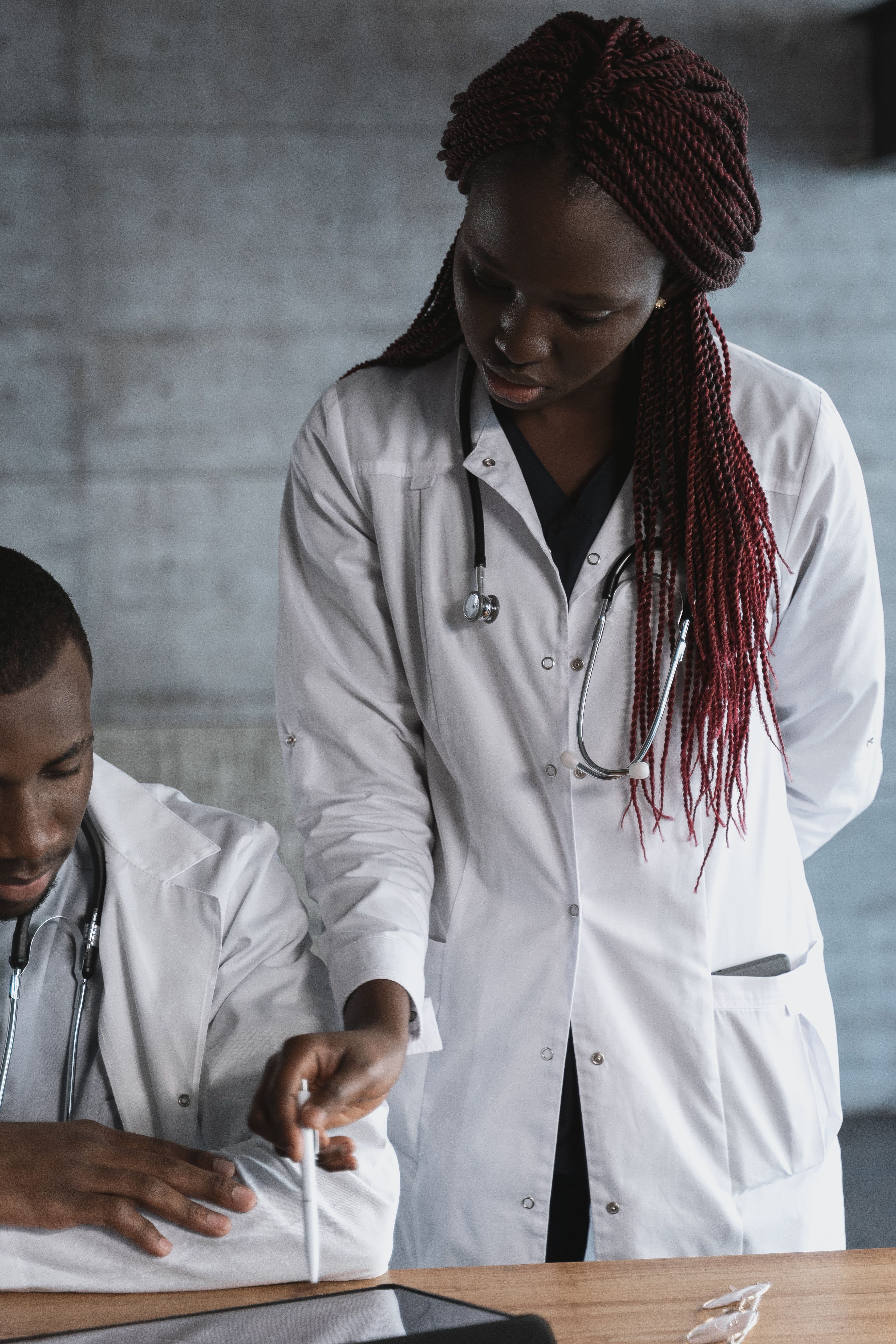 Équipe médicale échangeant sur le suivi d'un patient à la clinique